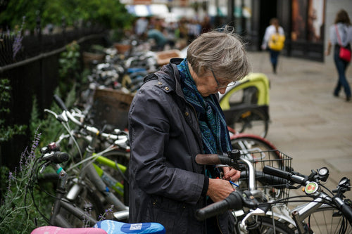 E-Bike für Frauen ab 60: Sicherheit, Einstieg, Komfort