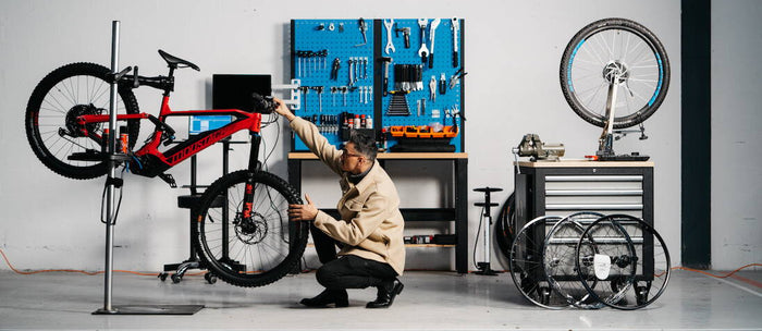 Mann untersucht sein E-Bike