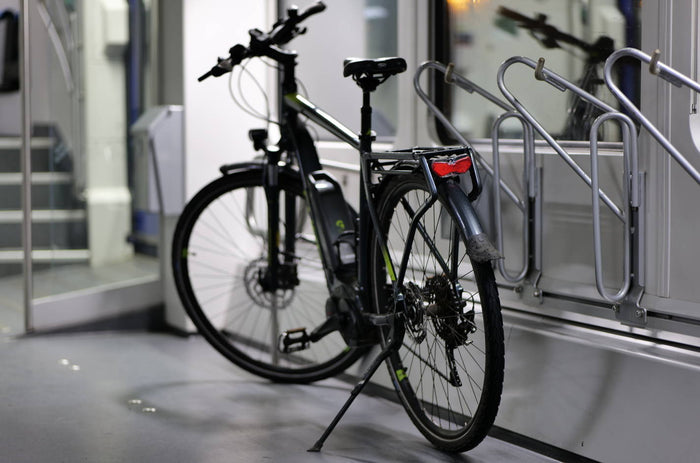 E-Bike transportieren: Bahn, Auto & Flugzeug im Überblick