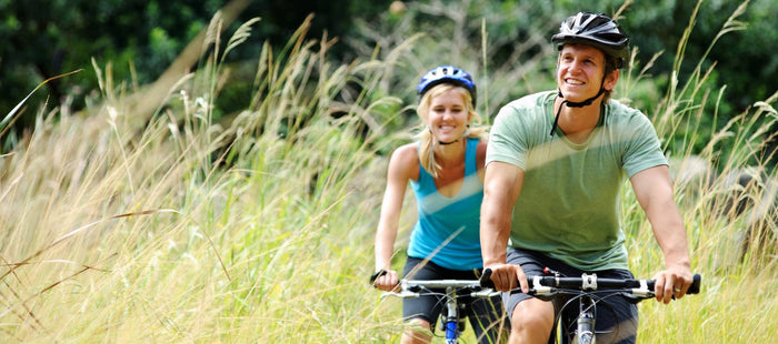 Ein Mann und eine Frau fahren gemeinsam Fahrrad