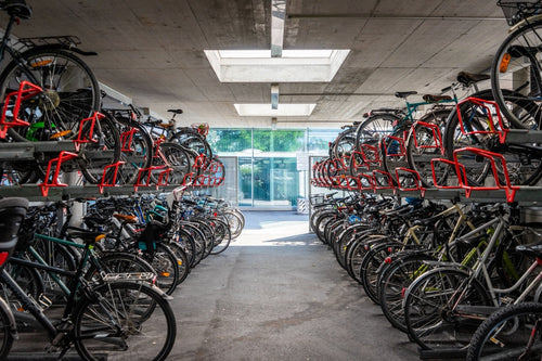 Fahrrad in der Gemeinschaftsgarage sichern: So geht's