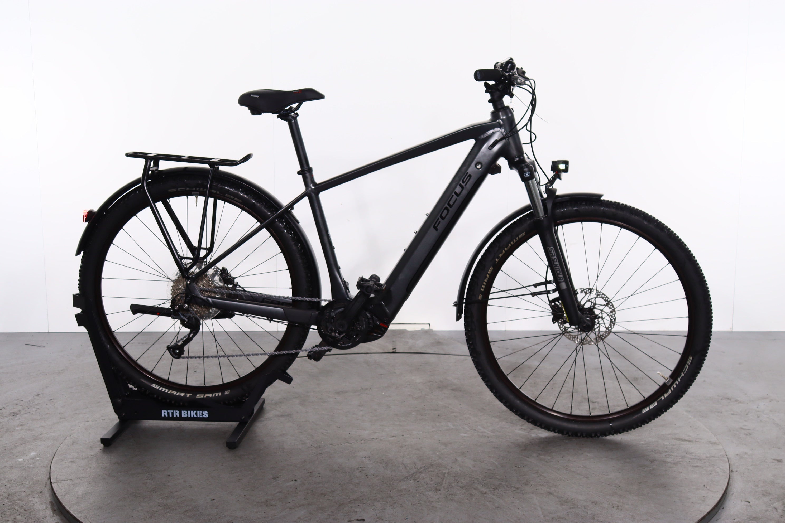 focus red falls trekkingrad Focus Aventura² 6.9 Refurbished E-Bike