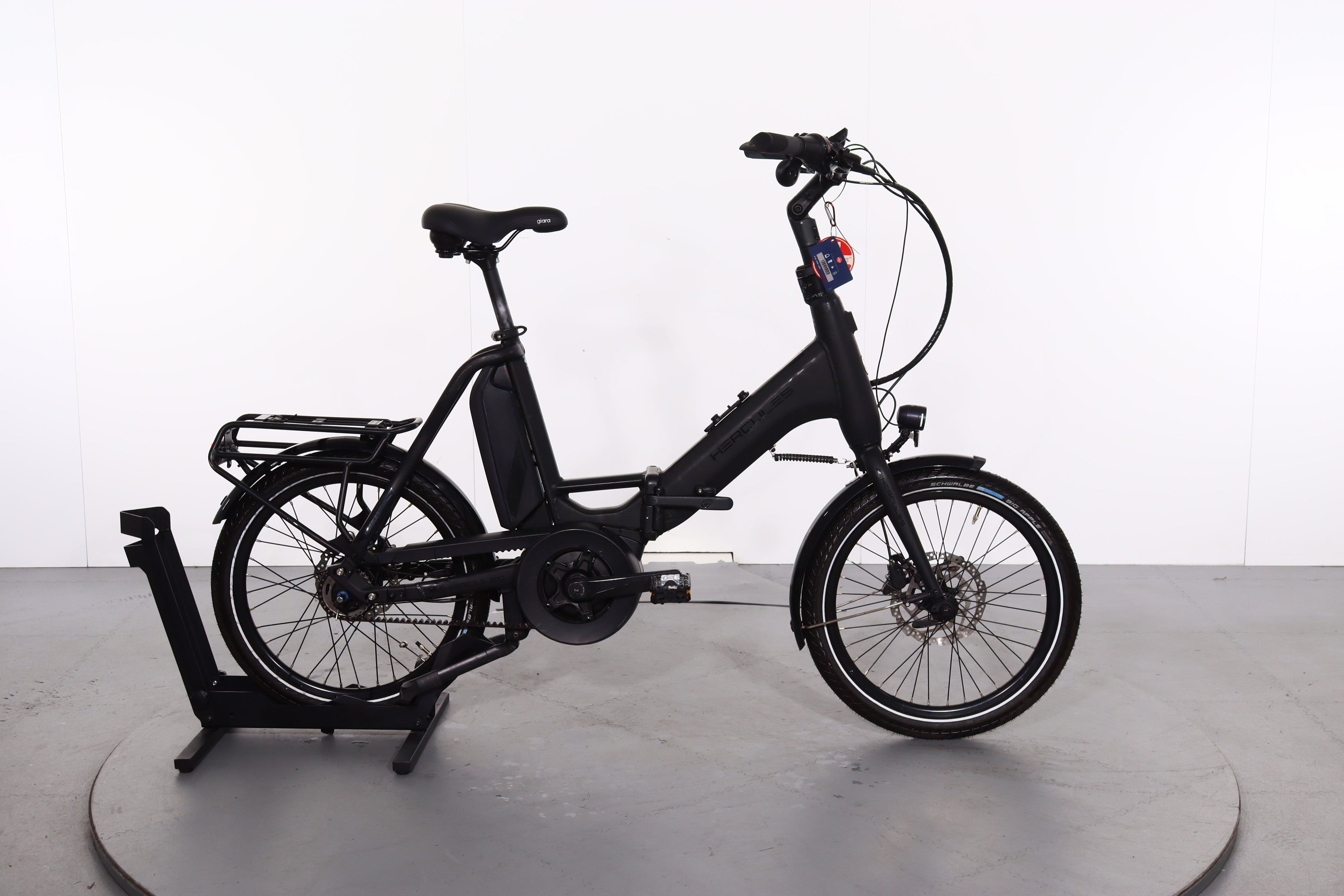 carbon rennrad im stand umgefallen Hercules Rob Fold F5 Refurbished E-Bike